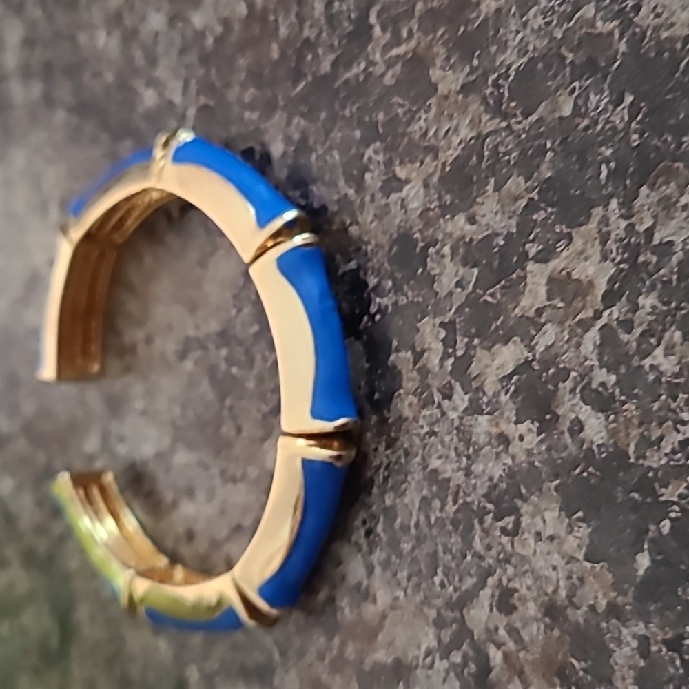 2 bracelets - Picture 2 of 4